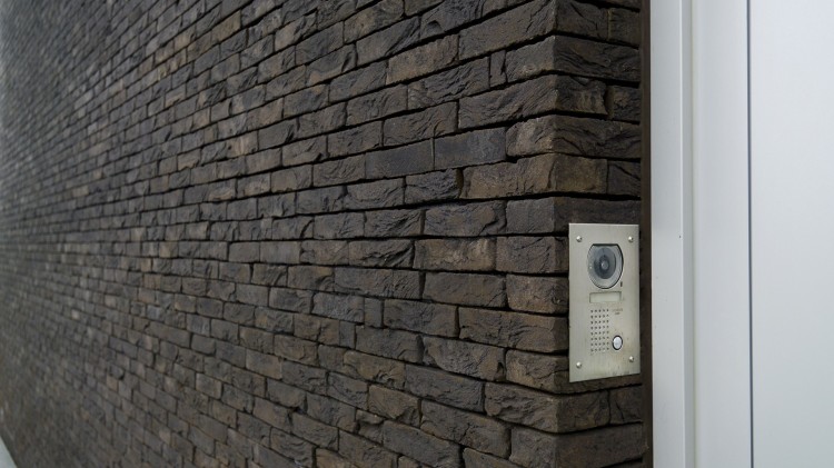 plytka-recznie-formowana-manganese-black-nelissen-realizacja2.jpg