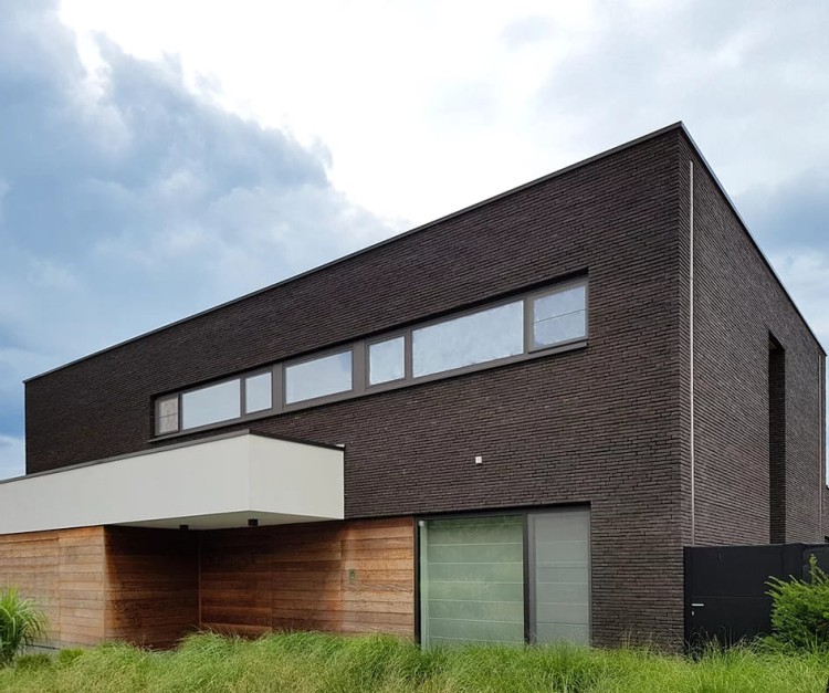 plytka-recznie-formowana-manganese-black-nelissen-realizacja9.jpg