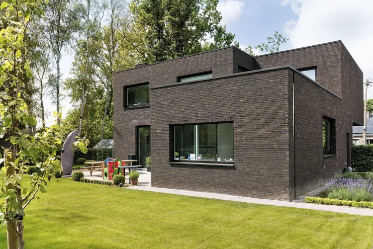 plytka-recznie-formowana-manganese-black-nelissen-realizacja13.jpg