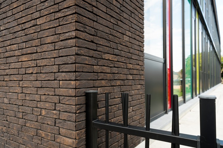 plytka-recznie-formowana-manganese-black-nelissen-realizacja5.jpg