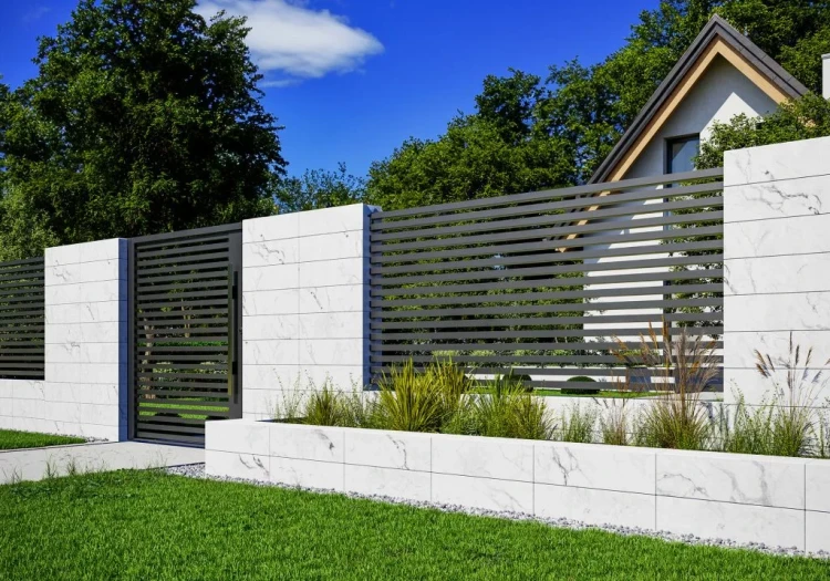 pustak-ogrodzeniowy-rezydencja-fronton-marmur-bialy-bruk-bet-realizacja