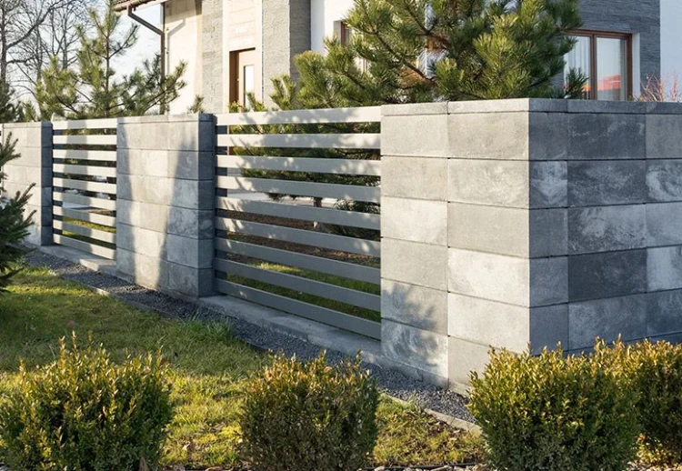 ogrodzenia-continental-wapien-bialo-szary-bruk-bet-realizacja.webp