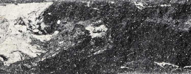 daszek-ogrodzeniowy-murek-uni-split-piaskowiec-bialo-czarny-bruk-bet-realizacja