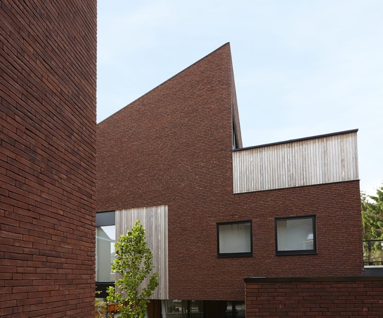 cegla-pelna-recznie-formowana-iluzo-purpurowa-wienerberger-realizacja1