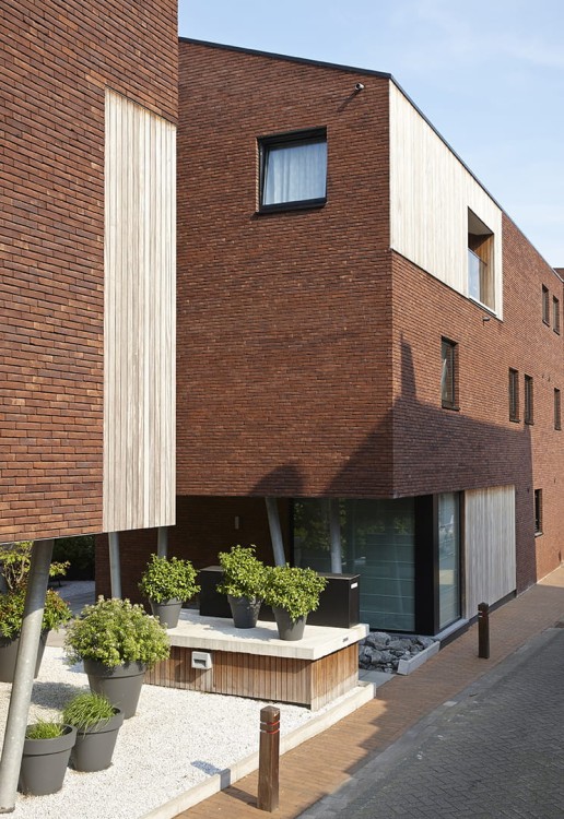 cegla-pelna-recznie-formowana-iluzo-purpurowa-wienerberger-realizacja2