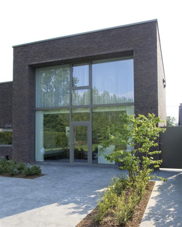 cegla-pelna-recznie-formowana-iluzo-brazowo-grafitowa-wienerberger-realizacja1