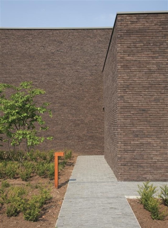 cegla-pelna-recznie-formowana-iluzo-brazowo-grafitowa-wienerberger-realizacja2