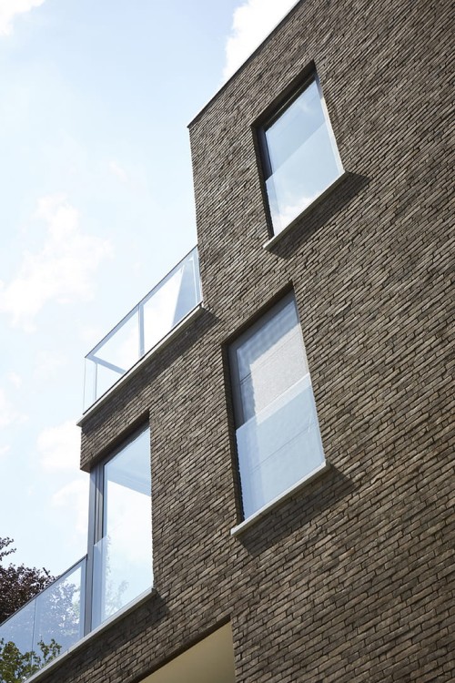 cegla-pelna-recznie-formowana-iluzo-brazowo-grafitowa-wienerberger-realizacja4