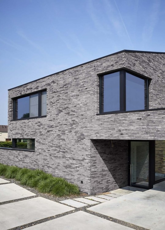 cegla-pelna-recznie-formowana-iluzo-szaro-grafitowa-wienerberger-realizacja2