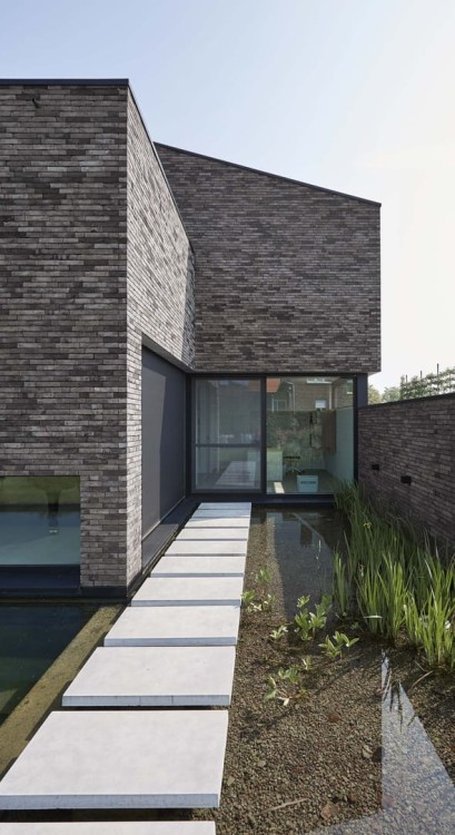 cegla-pelna-recznie-formowana-iluzo-szaro-grafitowa-wienerberger-realizacja3