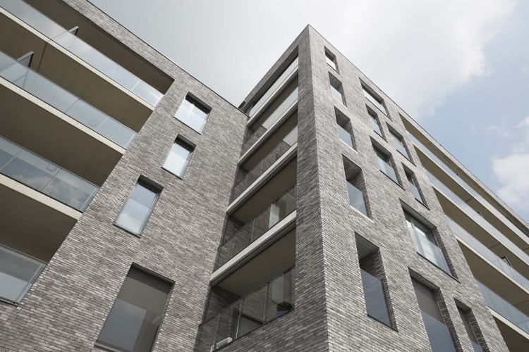 cegla-pelna-recznie-formowana-iluzo-szaro-grafitowa-wienerberger-realizacja4