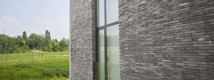 cegla-pelna-recznie-formowana-iluzo-szaro-grafitowa-wienerberger-realizacja5