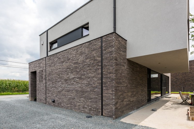 cegla-pelna-recznie-formowana-iluzo-szaro-grafitowa-wienerberger-realizacja6