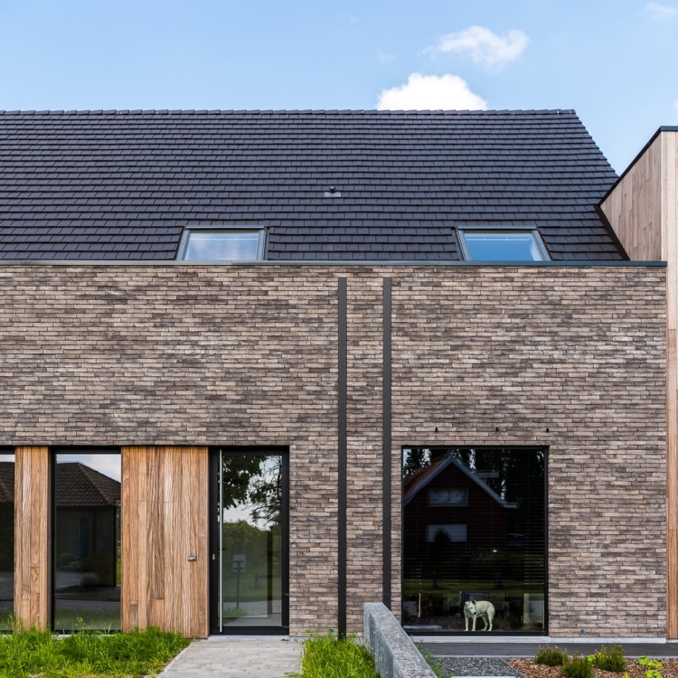 cegla-pelna-recznie-formowana-iluzo-szaro-grafitowa-wienerberger-realizacja11