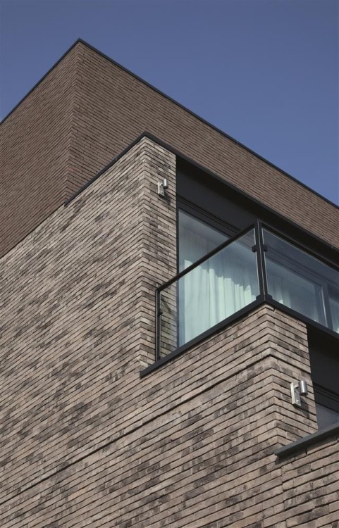 cegla-pelna-recznie-formowana-iluzo-szaro-grafitowa-wienerberger-realizacja17