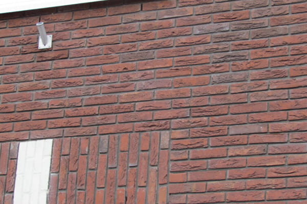 plytka-katowa-recznie-formowana-la-meuse-gereduceerd-engels-realizacja1