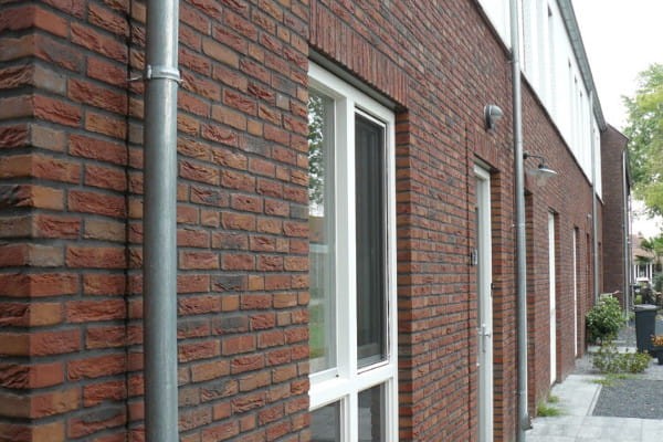 plytka-katowa-recznie-formowana-rood-boszand-gereduceerd-engels-realizacja1