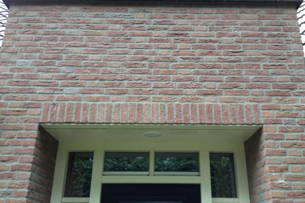 plytka-katowa-recznie-formowana-donkerrood-gereduceerd-engels-realizacja3