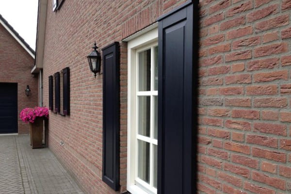 plytka-recznie-formowana-donkerrood-gereduceerd-engels-realizacja3