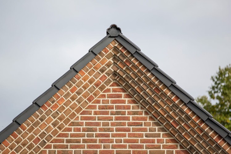 plytka-katowa-recznie-formowana-1-bronze-bunt-geflammt-muhr-realizacja3