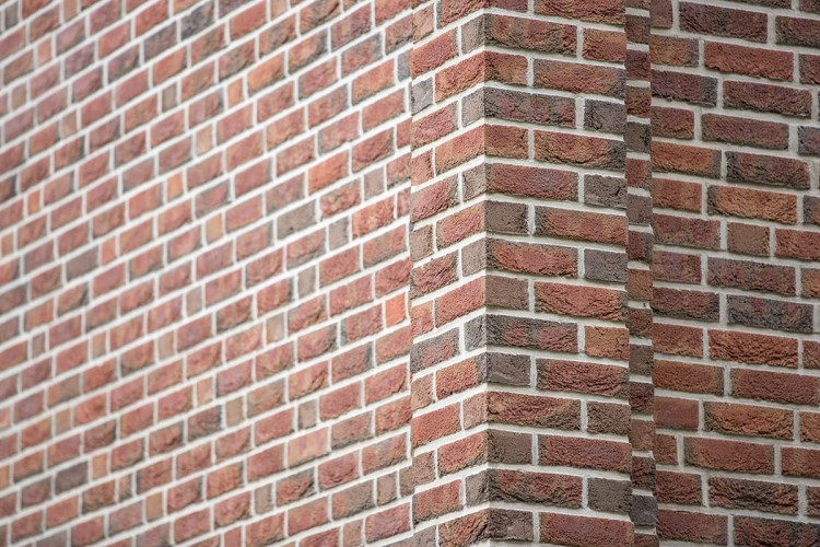 plytka-recznie-formowana-1-bronze-bunt-geflammt-muhr-realizacja4